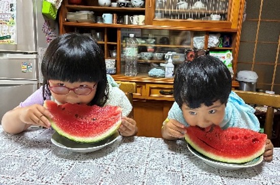 夏休みにおばあちゃんの家で姉妹揃って大きなスイカをガブリっ！！！
